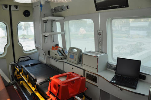 邓州市救护车内部